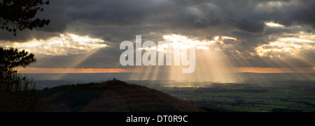 Vista panoramica della Valle di York, da Sutton Bank come raggi di luce del sole deriva attraverso il paesaggio. Foto Stock