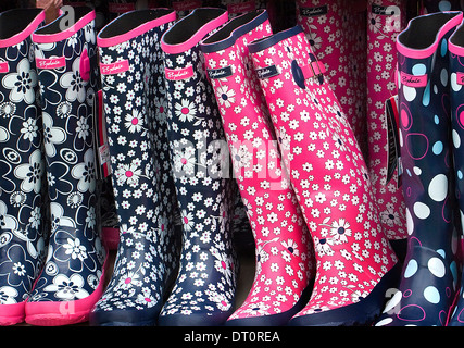 Onorevoli colorati stivali da pioggia su un mercato caratterizzato da un display di stallo in un paese equo nel Derbyshire .Inghilterra Foto Stock