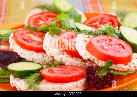 Riso soffiato cracker panini con verdure sulla piastra. Foto Stock