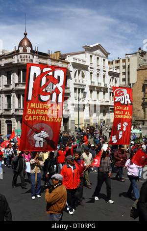 Membri del Partito operaio rivoluzionario (por) durante una marcia di protesta il 1st maggio, la Paz, Bolivia Foto Stock