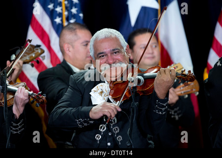 Mariachi band suona sul palco a una politica dei rally in San Antonio, Texas. Foto Stock