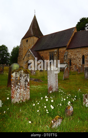 La vecchia chiesa parrocchiale di San Pietro, fuori dal villaggio di Pembury, Kent, Inghilterra Foto Stock