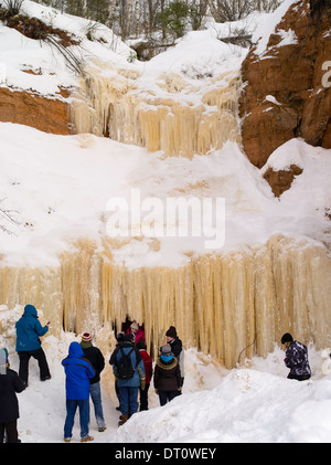 Le persone si radunano per ammirare l'Apostolo isola le grotte di ghiaccio, Makwike Bay, vicino Bayfield, Wisconsin, in un freddo giorno di febbraio. Foto Stock