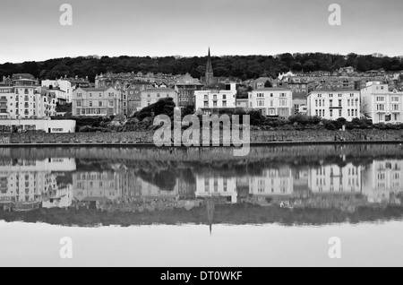 Una vista di Weston-super-Mare attraverso il lago marino Foto Stock