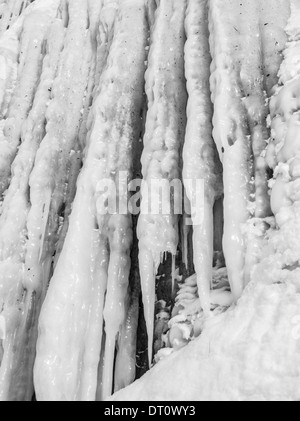 Fotografia in bianco e nero, dettaglio dell Apostolo isola le grotte di ghiaccio, Makwike Bay, vicino Bayfield, Wisconsin, in un freddo febbraio d Foto Stock