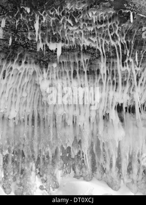 Fotografia in bianco e nero, dettaglio dell Apostolo isola le grotte di ghiaccio, Makwike Bay, vicino Bayfield, Wisconsin, in un freddo febbraio d Foto Stock