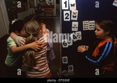 Giovani ebrei israeliani e arabi di studentesse in riproduzione in "Mano nella mano" integrato, bilingue scuola Hebrew-Arabic per ebrei e arabi di bambini situato nella parte ovest di Gerusalemme Israele Foto Stock