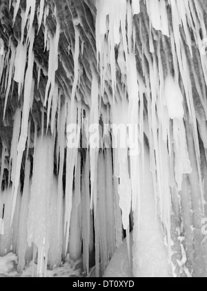 Fotografia in bianco e nero, ghiaccioli al apostolo isola le grotte di ghiaccio, Makwike Bay, vicino Bayfield, Wisconsin, in un freddo febbraio d Foto Stock