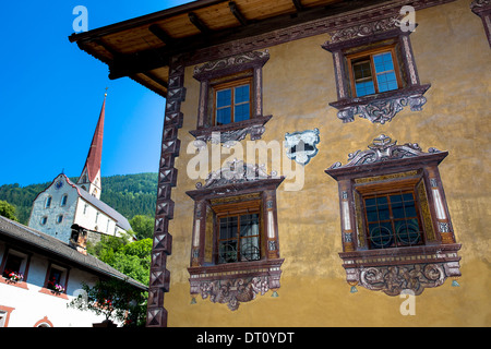 Gasthof Stern hotel e chiesa in Kirchweg nella parte vecchia della città di Oetz nel Tirolo, Austria Foto Stock