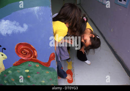 Giovani ebrei israeliani e arabi di studentesse in riproduzione in "Mano nella mano" integrato, bilingue scuola Hebrew-Arabic per ebrei e arabi di bambini situato nella parte ovest di Gerusalemme Israele Foto Stock