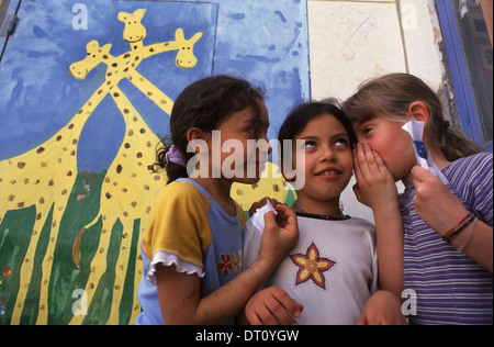 Giovani ebrei israeliani e arabi di studentesse in "Mano nella mano" integrato, bilingue scuola Hebrew-Arabic per ebrei e arabi di bambini situato nella parte ovest di Gerusalemme Israele Foto Stock