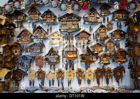 Tradizionali orologi a cucù in vendita nel negozio Geschenkehaus nella città di Seefeld in Tirolo, Austria Foto Stock