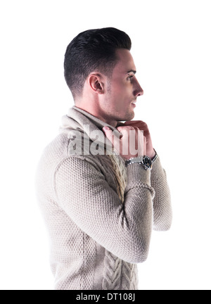 Profilo di shot bel giovane con maglione di lana isolati su sfondo bianco Foto Stock