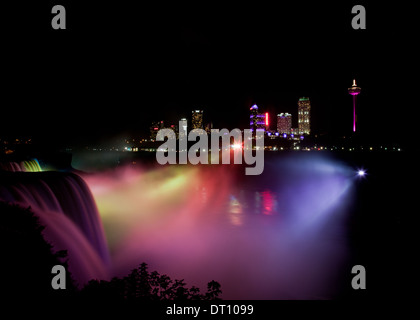 Americani e Bridal Veil Falls di notte, con la città di Niagara Falls, Canada, in background. Foto Stock