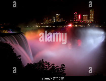 Americani e Bridal Veil Falls di notte, con lato canadese in background. Foto Stock