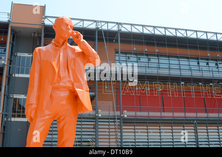 Arancione gigantesca statua di uomo sul telefono cellulare, l'anfiteatro, Cité Internationale, città internazionale, Lione, Francia Foto Stock