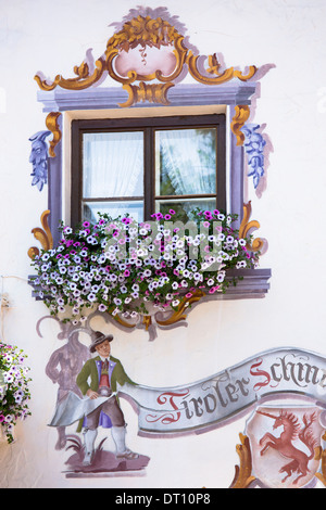 Tradizionali pareti dipinte al di sopra di gioielleria e negozio di articoli da regalo Tiroler Schmudkaftl nella città di Seefeld in Tirolo, Austria Foto Stock