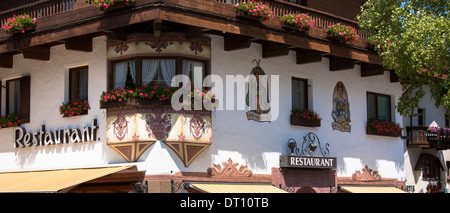 Ristorante tradizionale e cameriera vestito nella piazza principale della città di Seefeld in Tirolo, Austria Foto Stock