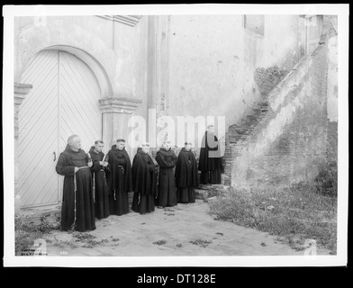 Padre O'keefe e un gruppo di monaci che sta ai piedi del mattone scale che portano al coro fuori presso la missione di San Luis Rey de Francia, 2 agosto 1900 Foto Stock