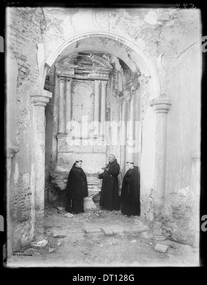 Padre O'Keefe e due monaci neofita permanente al vecchio altare della cappella mortuaria presso la missione di San Luis Rey de Francia, 2 agosto 1900 Foto Stock
