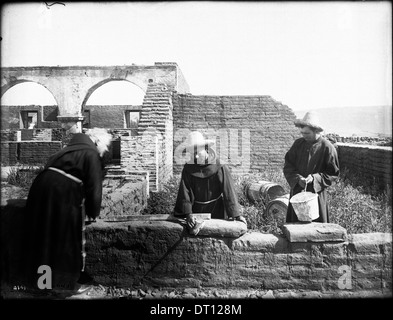 Padre O'keefe orientando il lavoro di due neofiti al lavoro sulla ricostruzione della missione di San Luis Rey de Francia, california, 1904 Foto Stock