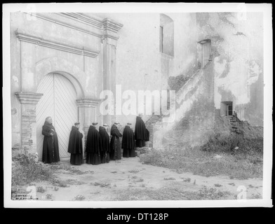 Padre O'keefe segue un gruppo di monaci circa a piedi fino al mattone scale che portano al coro fuori presso la missione di San Luis Rey de Francia, 2 agosto 1900 Foto Stock