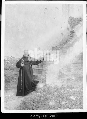 Padre superiore O'keefe stando ai piedi del mattone scale che portano al coro fuori presso la missione di San Luis Rey de Francia, 2 agosto 1900 Foto Stock
