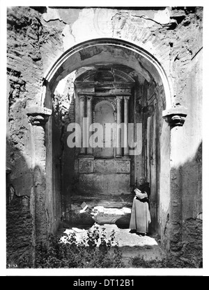 Padre Superiore O'Keefe in piedi tra le rovine della cappella mortuaria della Missione di San Luis Rey de Francia, California, 1904 Foto Stock