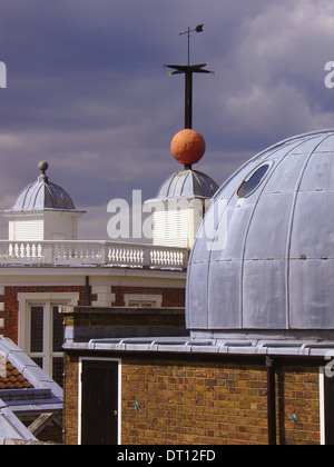 Una sfera di tempo con weathervane siede in cima alla sala ottagonale di Flamstead House presso l'Osservatorio Reale di Greenwich, Londra Inghilterra REGNO UNITO Foto Stock