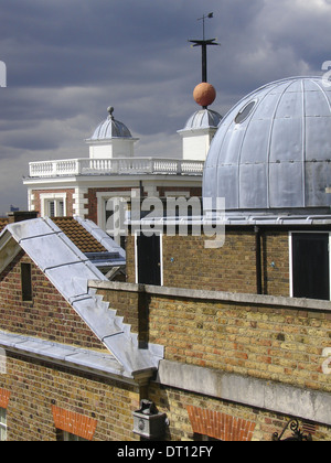 Una sfera di tempo con weathervane siede in cima alla sala ottagonale di Flamstead House presso l'Osservatorio Reale di Greenwich, Londra Inghilterra REGNO UNITO Foto Stock