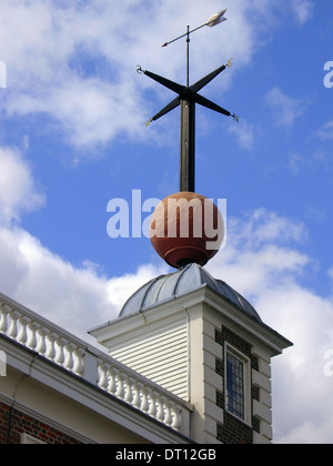 Una sfera di tempo con weathervane siede in cima alla sala ottagonale di Flamstead House presso l'Osservatorio Reale di Greenwich, Londra Inghilterra REGNO UNITO Foto Stock