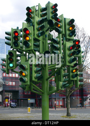 Semaforo Tree scultura realizzata dallo scultore francese Pierre Vivant si trova inizialmente situato su una rotatoria in Millwall, in corrispondenza della giunzione di Heron Quay, Marsh Wall e Westferry Road,. Londra. Inghilterra, Regno Unito Foto Stock