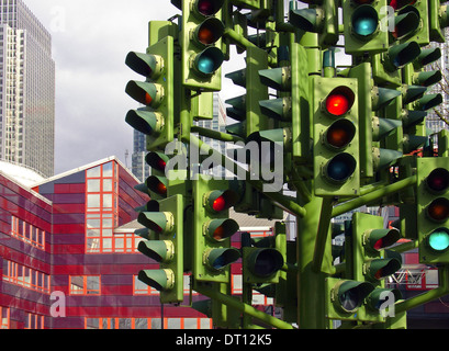 Semaforo Tree scultura realizzata dallo scultore francese Pierre Vivant si trova inizialmente situato su una rotatoria in Millwall, in corrispondenza della giunzione di Heron Quay, Marsh Wall e Westferry Road,. Londra. Inghilterra, Regno Unito Foto Stock