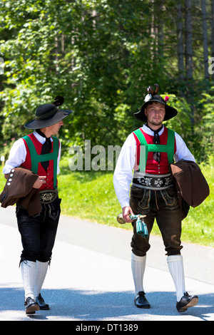 Uomini in costume per la tradizionale festa della birra nel villaggio di Klais in Baviera, Germania Foto Stock