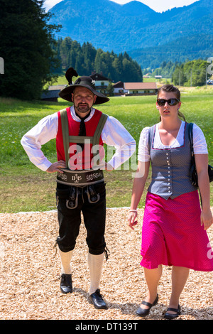 Coppia giovane in costume per il tradizionale festival della birra nel villaggio di Klais in Baviera, Germania Foto Stock