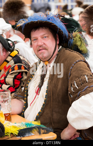 Gli abitanti di un villaggio in costume alla festa della birra nel villaggio di Klais in Baviera, Germania Foto Stock