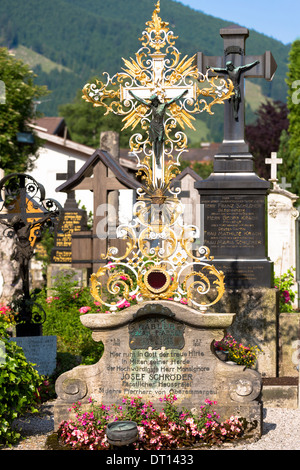 Crocifisso di Gesù Cristo nel cimitero del villaggio della chiesa di San Pietro e Paolo a Oberammergau in Baviera, Germania Foto Stock