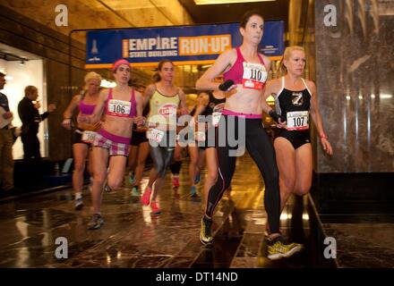 Manhattan, New York, Stati Uniti d'America. 5 febbraio, 2014. Eventuale donna vincitore SUZY WALSHAM porta il pacco all'inizio del trentasettesimo "Empire State Building Run-Up. I partecipanti eseguono un quinto di miglio verticalmente la copertura 86 storie e fasi di 1,576. Credito: Bryan Smith/ZUMAPRESS.com/Alamy Live News Foto Stock