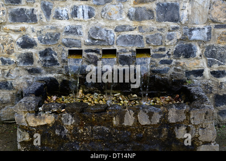 Funzione acqua fontana tre bocche di beccucci a flusso a cascata giardinaggio giardino piscina design tri-flow Foto Stock