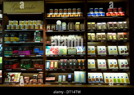 Il lusso di cioccolato e caramelle sul display in Geschenke doni dipartimento Dallmayr negozio di alimentari a Monaco di Baviera, Germania Foto Stock