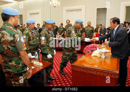 Phnom Penh Cambogia. 6 febbraio, 2014. Sokhonn Prak (R), presidente del governo cambogiano il Comitato nazionale di coordinamento delle Nazioni Unite Operazione di mantenimento della pace, dà il passaporto per soldati cambogiani in Phnom Penh Cambogia, 6 febbraio 2014. La Cambogia è impostato su invio di truppe per entrare a far parte di una delle Nazioni Unite della forza di mantenimento della pace nel conflitto-strappata West nazione africana del Mali di domenica, di alti funzionari ha detto giovedì. Credito: Sovannara/Xinhua/Alamy Live News Foto Stock