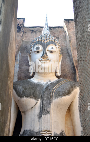 Buddha gigante, Wat Sri Chum, Sukhothai Historical Park, Thailandia Foto Stock