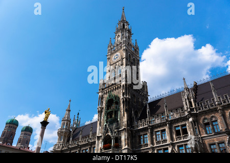 Ratskeller torre dell orologio del Neues Rathaus nella Marienplatz di Monaco di Baviera, Germania Foto Stock