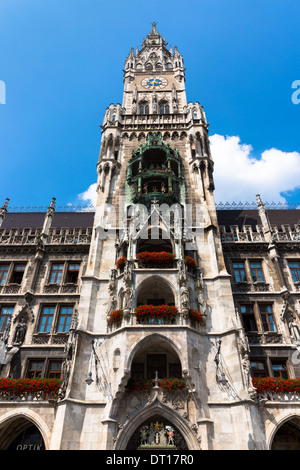 Ratskeller torre dell orologio del Neues Rathaus nella Marienplatz di Monaco di Baviera, Germania Foto Stock