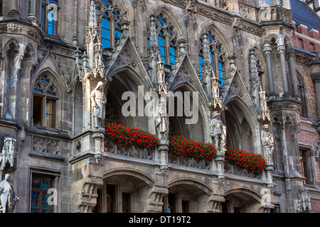 Ratskeller torre dell orologio del Neues Rathaus nella Marienplatz di Monaco di Baviera, Germania Foto Stock