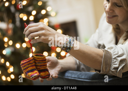 Woodstock New York STATI UNITI D'AMERICA giovane donna tenendo la mano a maglia scarpine per bambini Foto Stock