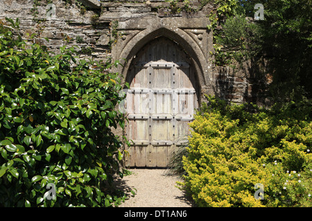 Un portale con scultura in pietra nel giardino di casa Lanhydrock una proprietà del National Trust vicino a Bodmin in Cornovaglia Foto Stock