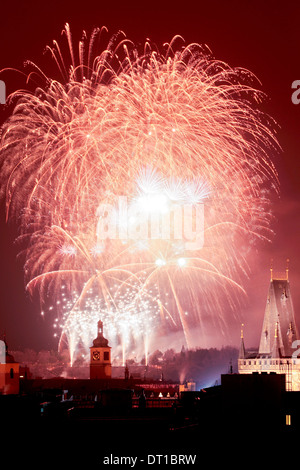 Repubblica Ceca, Praga - Nuovi anni fuochi d'artificio sopra la Città Vecchia. Foto Stock