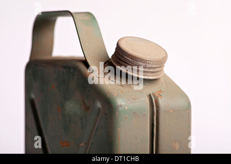 Vecchie e arrugginite militare tanica di benzina isolati su sfondo bianco Foto Stock