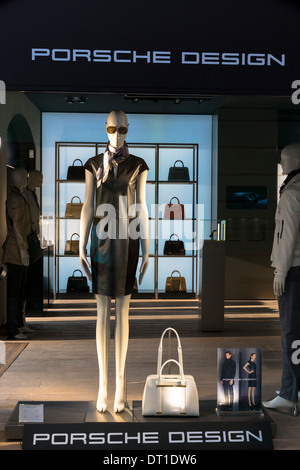 La finestra di visualizzazione del Porsche Design shop su un angolo della Residenzstrasse e Dienerstrasse a Monaco di Baviera, Germania Foto Stock